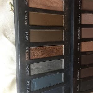 Younique shadow pallet